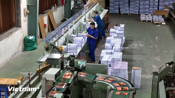 Tại các xưởng in lớn, tiếng máy chạy rầm rập vang lên không ngắt quãng suốt 24/7. Để đảm bảo tiến độ "về đích" trước năm học mới 20 ngày, các nhà máy thường phải huy động tối đa công suất. (Ảnh: Hoài Nam/Vietnam+)
