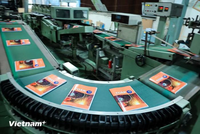 Bộ sách gồm Lịch sử và Địa lý 4, Lịch sử và Địa lý 5, Lịch sử và Địa lý 6, Lịch sử và Địa lý 7, Lịch sử và Địa lý 8, Lịch sử và Địa lý 9, Lịch sử 10, Chuyên đề học tập Lịch sử 10, Giáo dục Kinh tế và Pháp luật 10, Địa lý 12, Chuyên đề học tập Địa lý 12. (Ảnh: Hoài Nam/Vietnam+)