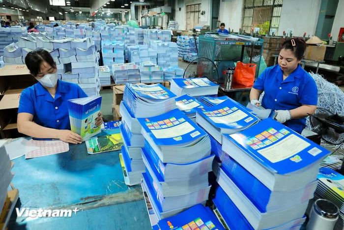 Dù áp lực về tiến độ in ấn là rất lớn, nhưng khâu kiểm soát chất lượng vẫn được đặt lên hàng đầu. (Ảnh: Hoài Nam/Vietnam+)
