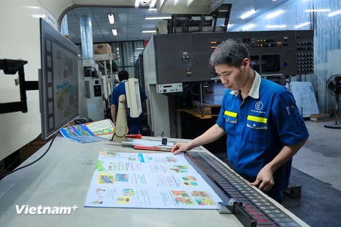 Việc đẩy mạnh tiến độ in ấn và phát hành giúp các cơ sở giáo dục có thời gian chuẩn bị kế hoạch giảng dạy, tập huấn giáo viên dựa trên bản in chính thức. (Ảnh: Hoài Nam/Vietnam+)