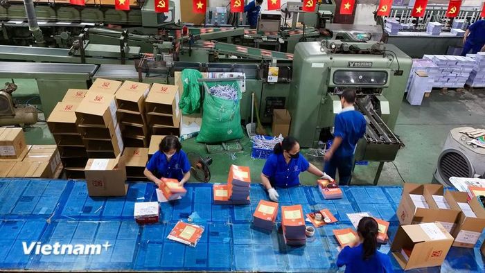 Thực hiện chỉ đạo của Bộ Giáo dục và Đào tạo, Nhà xuất bản Giáo dục Việt Nam đang đẩy mạnh in ấn, phát hành với mục tiêu đảm bảo đủ sách giáo khoa cho các địa phương, cho giáo viên trước năm học mới ít nhất 20 ngày. (Ảnh: Hoài Nam/Vietnam+)
