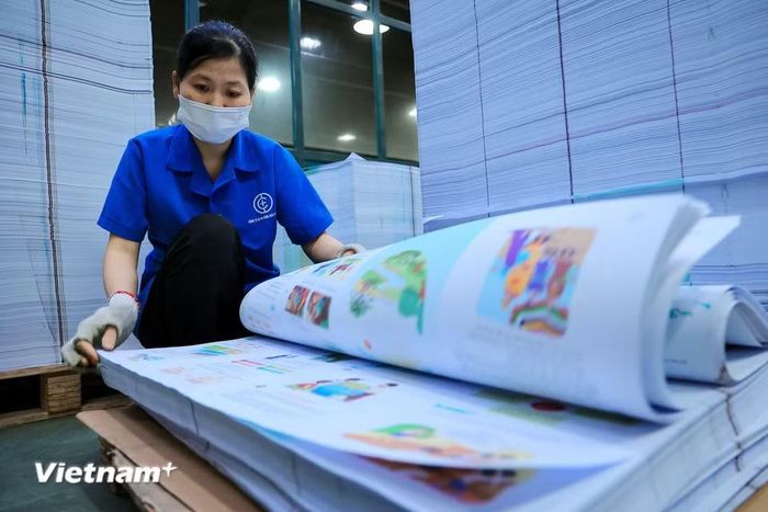 Đặc biệt với bộ sách giáo khoa chương trình mới, yêu cầu về hình ảnh minh họa rất khắt khe. Một chút sai lệch về màu sắc hay một vệt lem nhỏ cũng đủ để tờ in đó bị loại bỏ. (Ảnh: Hoài Nam/Vietnam+)