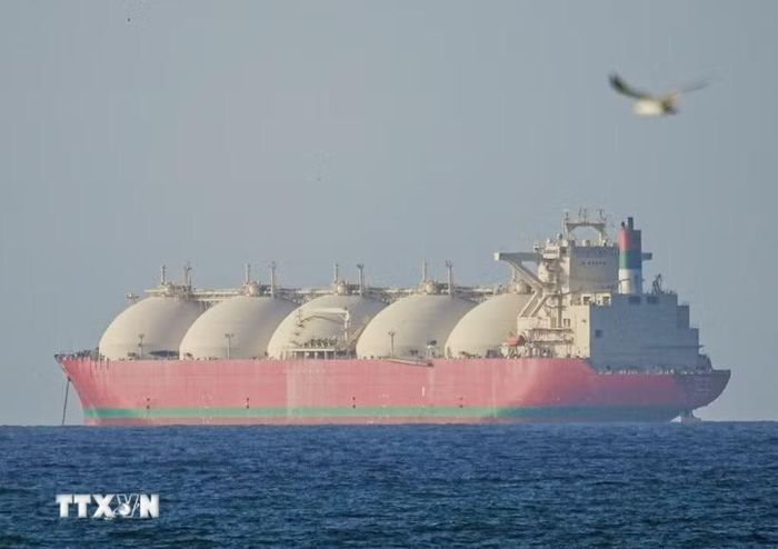 Tàu di chuyển qua eo biển Hormuz. (Ảnh: AA/TTXVN)