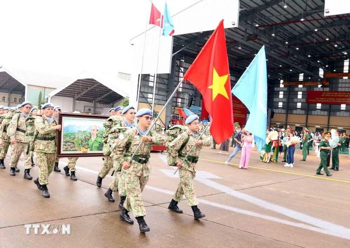 Các chiến sỹ lực lượng gìn giữ hòa bình Liên hợp quốc của Việt Nam hành quân ra vị trí xuất quân. (Ảnh: Xuân Khu/TTXVN)