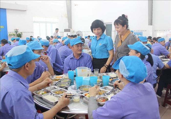 "Bữa cơm Công đoàn" là dịp để người lao động, tổ chức Công đoàn và lãnh đạo cơ quan, đơn vị, doanh nghiệp chia sẻ, tâm tình tạo nên bầu không khí đoàn kết, thấu hiểu. Ảnh: Phan Sáu/TTXVN
