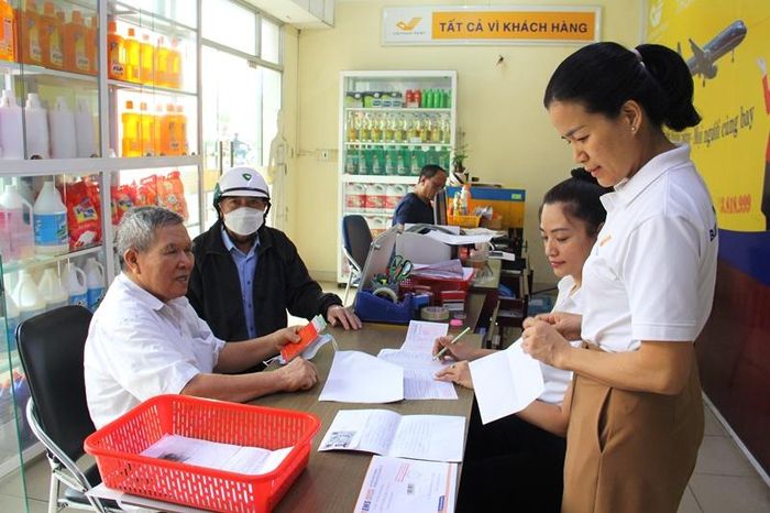 Chi trả lương hưu cho đối tượng hưởng.