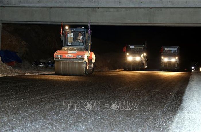 Thi công mặt đường cao tốc cửa khẩu Hữu Nghị - Chi Lăng, đoạn qua địa bàn phường Đông Kinh, tỉnh Lạng Sơn đêm 5/5/2026.