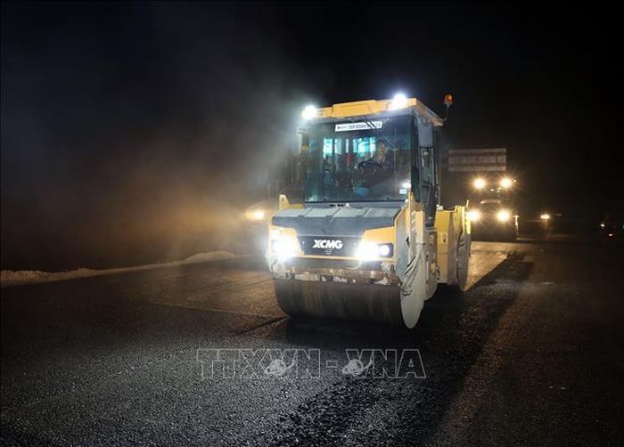 Các đơn vị thi công cao tốc cửa khẩu Hữu Nghị - Chi Lăng, tỉnh Lạng Sơn chia ca làm cả ngày lẫn đêm để nhanh chóng hoàn thành dự án trọng điểm quốc gia này vào ngày 19/5/2026, đúng dịp kỷ niệm 136 năm ngày sinh Chủ tịch Hồ Chí Minh.