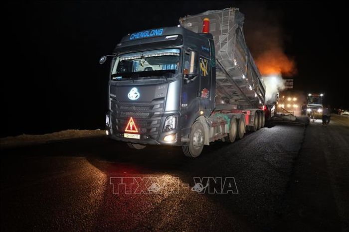 Thảm bê tông nhựa mặt đường cao tốc cửa khẩu Hữu Nghị - Chi Lăng, đoạn qua địa bàn xã Nhân Lý, tỉnh Lạng Sơn đêm 5/5/2026.