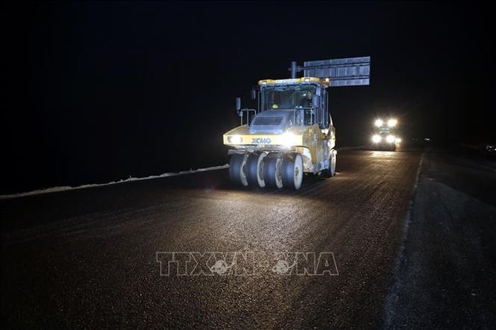 Các đơn vị thi công cao tốc cửa khẩu Hữu Nghị - Chi Lăng, tỉnh Lạng Sơn chia ca làm cả ngày lẫn đêm để nhanh chóng hoàn thành dự án trọng điểm quốc gia này vào ngày 19/5/2026, đúng dịp kỷ niệm 136 năm ngày sinh Chủ tịch Hồ Chí Minh.