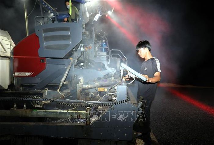 Công nhân thi công ca đêm trên công trường cao tốc cửa khẩu Hữu Nghị - Chi Lăng, đoạn qua địa bàn xã Nhân Lý, tỉnh Lạng Sơn.