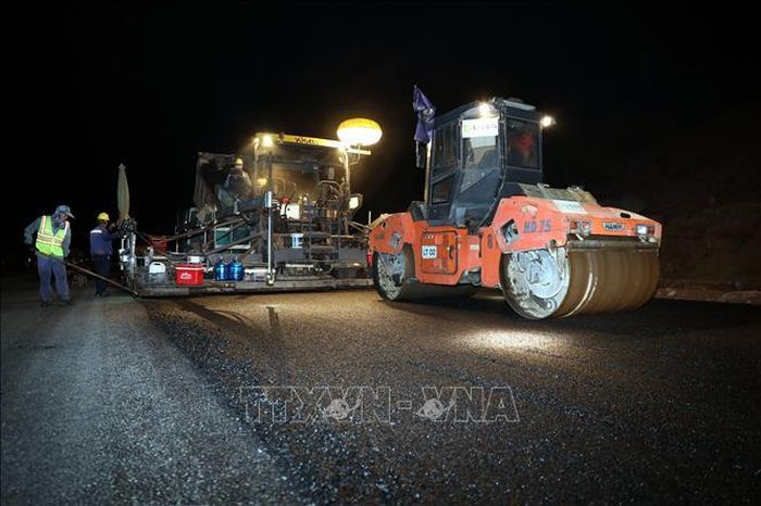 Thi công mặt đường cao tốc cửa khẩu Hữu Nghị - Chi Lăng, đoạn qua địa bàn phường Đông Kinh, tỉnh Lạng Sơn đêm 5/5/2026.