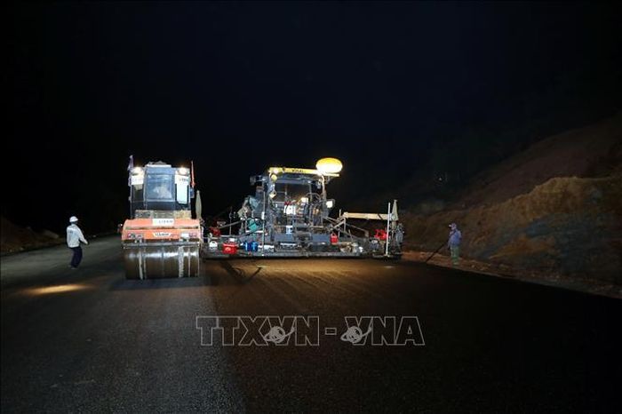 Thi công mặt đường cao tốc cửa khẩu Hữu Nghị - Chi Lăng, đoạn qua địa bàn phường Đông Kinh, tỉnh Lạng Sơn đêm 5/5/2026.