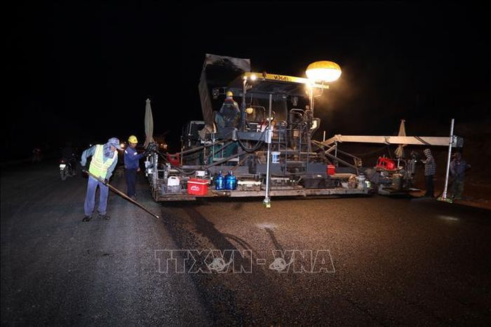 Thảm bê tông nhựa mặt đường cao tốc cửa khẩu Hữu Nghị - Chi Lăng, đoạn qua địa bàn phường Đông Kinh, tỉnh Lạng Sơn, đêm 5/5/2026.