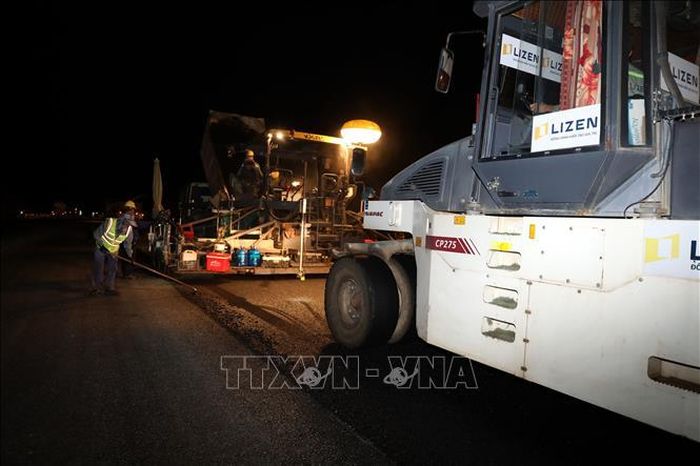 Thi công mặt đường cao tốc cửa khẩu Hữu Nghị - Chi Lăng, đoạn qua địa bàn phường Đông Kinh, tỉnh Lạng Sơn đêm 5/5/2026.