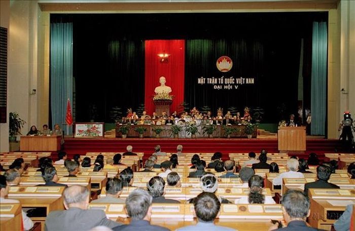 Đại hội đại biểu toàn quốc Mặt trận Tổ quốc Việt Nam lần thứ 5 được tổ chức từ ngày 26 - 28/8/1999 tại Hà Nội, với chủ đề: "Phát huy tinh thần yêu nước, sức mạnh của khối đại đoàn kết toàn dân, tăng cường Mặt trận Dân tộc thống nhất, đẩy mạnh công nghiệp hóa, hiện đại hóa, xây dựng và bảo vệ Tổ quốc Việt Nam xã hội chủ nghĩa". Ảnh: Xuân Tuân/TTXVN