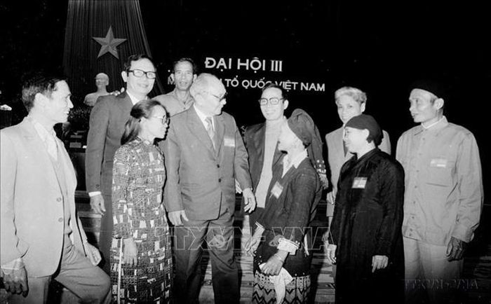 Chủ tịch Hội đồng Nhà nước Võ Chí Công gặp mặt các đại biểu dự Đại hội Đại biểu toàn quốc Mặt trận Tổ quốc Việt Nam lần thứ III, diễn ra tại Hà Nội từ ngày 2 - 4/11/1988. Chủ tịch danh dự là ông Hoàng Quốc Việt, Chủ tịch là Luật sư Nguyễn Hữu Thọ (1988). Ảnh: Minh Điền/TTXVN