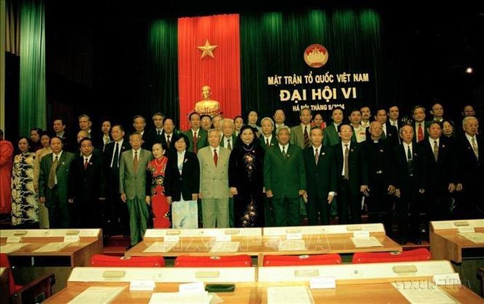 Ban chấp hành Mặt Mặt trận tổ quốc Việt Nam khóa VI ra mắt Đại hội. Chủ tịch UBTƯ MTTQ Việt Nam khóa 6 là ông Phạm Thế Duyệt, Phó Chủ tịch kiêm Tổng Thư ký là ông Huỳnh Đảm (2004). Ảnh: Đức Tám/TTXVN