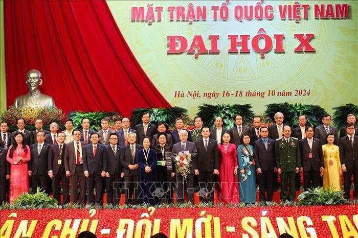 Đoàn Chủ tịch UBTW MTTQ khóa X, nhiệm kỳ 2024 - 2029 ra mắt Đại hội. Ảnh: TTXVN