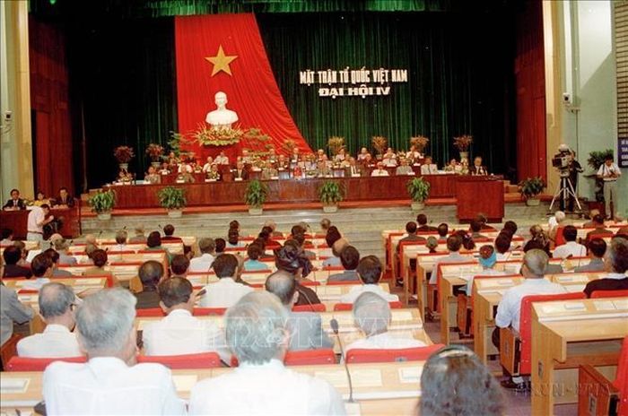 Từ ngày 17 - 19/8/1994, Đại hội Mặt trận Tổ quốc Việt Nam lần thứ IV được tổ chức tại Hà Nội. Đại hội đã bầu Ủy ban Trung ương Mặt trận Tổ quốc Việt Nam khóa IV gồm 206 người. Chủ tịch danh dự là ông Nguyễn Hữu Thọ; Chủ tịch khóa IV là ông Lê Quang Đạo. Ảnh: Minh Điền/TTXVN