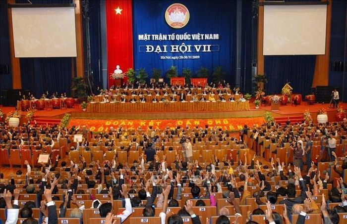 Các đại biểu biểu quyết thông qua Nghị quyết của Đại hội đại biểu toàn quốc Mặt trận Tổ quốc Việt Nam lần thứ VII (2009). Ảnh : Nguyễn Dân/TTXVN