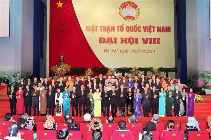 Đoàn chủ tịch Ủy Ban Trung ương MTTQ Việt Nam khóa VIII, nhiệm kỳ 2014-2019 ra mắt Đại hội. Chủ tịch Ủy ban Trung ương Mặt trận Tổ quốc Việt Nam khóa 8 là ông Nguyễn Thiện Nhân, Phó Chủ tịch, Tổng Thư ký là ông Vũ Trọng Kim. Ảnh: Lâm Khánh/TTXVN