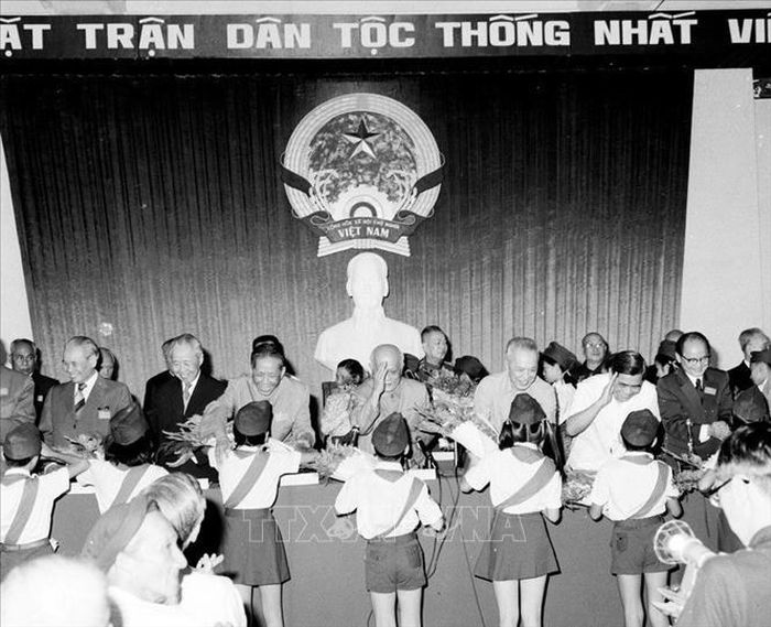 Đại hội Mặt trận thống nhất Việt Nam được tổ chức tại TP Hồ Chí Minh từ ngày 31/1 - 4/2/1977, hợp nhất 3 tổ chức: Mặt trận Tổ quốc Việt Nam, Mặt trận Dân tộc Giải phóng miền Nam Việt Nam, Liên minh các lực lượng dân tộc, dân chủ và hòa bình Việt Nam, lấy tên là Mặt trận Tổ quốc Việt Nam. Đoàn Chủ tịch gồm 45 vị. Chủ tịch danh dự là đồng chí Tôn Đức Thắng; Chủ tịch là đồng chí Hoàng Quốc Việt. Trong ảnh: Thiếu nhi thành phố Hồ Chí Minh tặng hoa đoàn Chủ tịch Đại hội. Ảnh: Kim Hùng/TTXVN