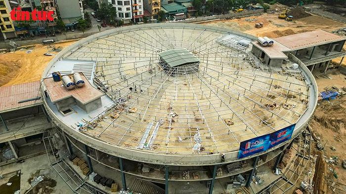 Khối nhà trung tâm hình tròn – điểm nhấn kiến trúc của bến xe – đang được lắp dựng hệ thống mái và khung kết cấu.