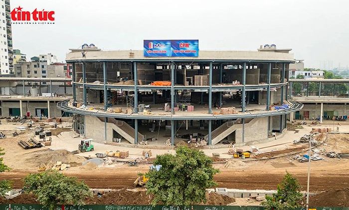 Hệ thống cơ điện, thông gió bên trong công trình đang được lắp đặt, hướng tới vận hành hiện đại, khép kín.