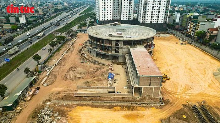 Mặt bằng công trường rộng lớn đang được san lấp, chuẩn bị cho các hạng mục hạ tầng tiếp theo.