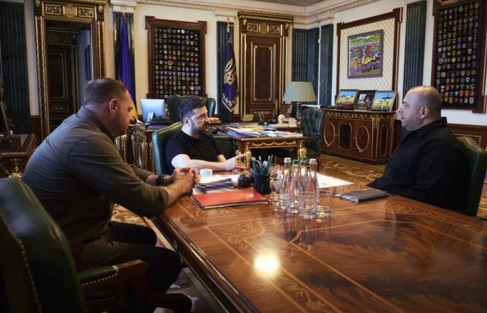 Tổng thống Ukraine Volodymyr Zelensky gặp Thư ký Hội đồng An ninh và Quốc phòng Ukraine Rustem Umerov (phải) và người đứng đầu Văn phòng Tổng thống Ukraine lúc bấy giờ, ông Andriy Yermak (trái) ngày 22/7/2025. Ảnh: Telegram/Zelensky