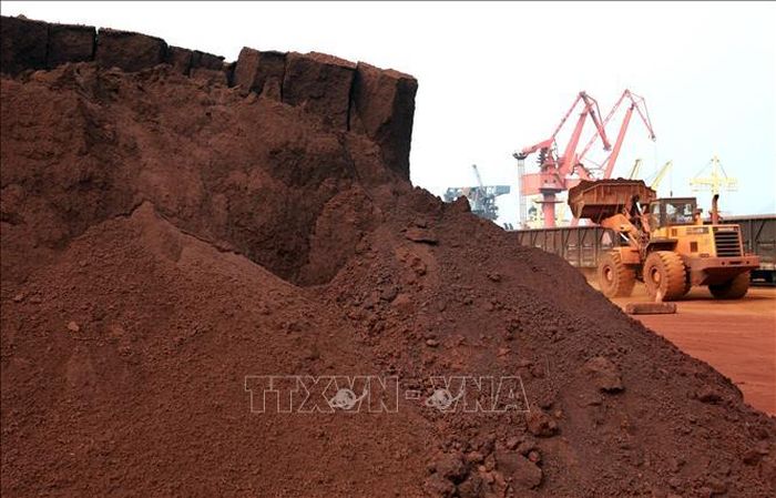 Đất hiếm chuẩn bị được đưa đi xuất khẩu tại Liên Vân Cảng, tỉnh Giang Tô, Trung Quốc. Ảnh tư liệu, minh họa: AFP/TTXVN