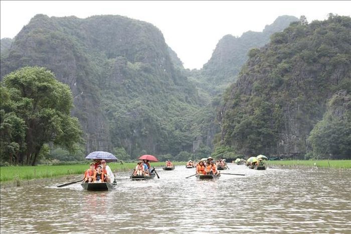 Du khách trong và ngoài nước thích thú với vẻ đẹp sông nước của Khu du lịch Tam Cốc - Bích Động. Ảnh: Đức Phương/TTXVN