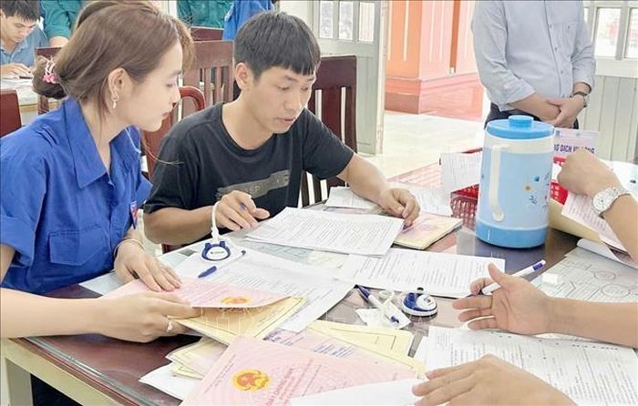 Đoàn viên thanh niên tình nguyện hướng dẫn người dân làm các thủ tục hành chính.