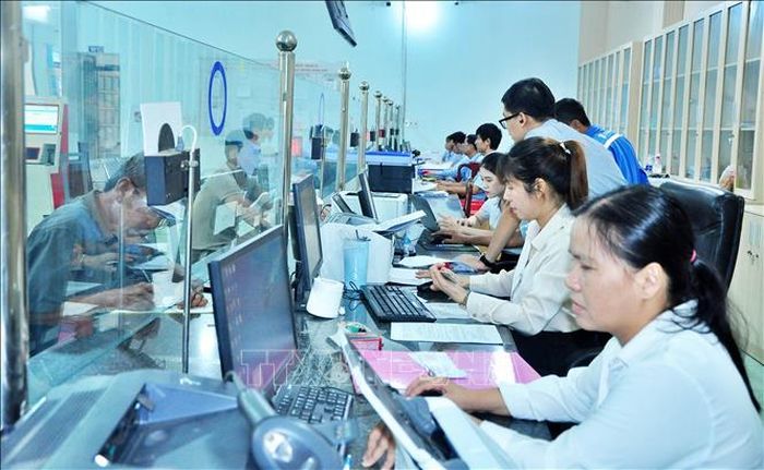 Những ngày đầu lên phường, Trung tâm hành chính phường Đồng Phú tiếp nhận rất đông người dân đến làm các thủ tục hành chính.