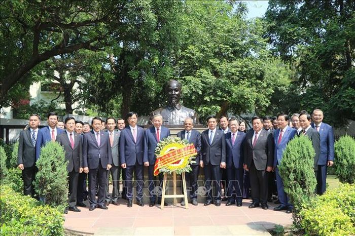 Tổng Bí thư, Chủ tịch nước Tô Lâm và Đoàn đại biểu cấp cao Việt Nam đến đặt vòng hoa tưởng niệm tại Tượng Chủ tịch Hồ Chí Minh, trong Công viên G20 ở thủ đô New Delhi. Ảnh: Ngọc Thúy/PV TTXVN tại Ấn Độ