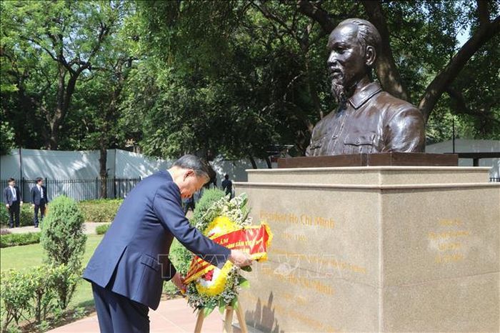 Tổng Bí thư, Chủ tịch nước Tô Lâm đặt vòng hoa tưởng niệm Bác Hồ tại Tượng Chủ tịch Hồ Chí Minh, trong Công viên G20 ở thủ đô New Delhi. Ảnh: Ngọc Thúy/PV TTXVN tại Ấn Độ