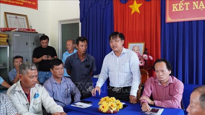 Lãnh đạo UBND phường Tân Thành tổ chức họp dân nhằm triển khai phương án hỗ trợ các hộ dân bị thiệt hại cây trồng, vật nuôi do ảnh hưởng từ Dự án mở rộng, nâng cấp Cảng hàng không Cà Mau vào ngày 29/4 vừa qua. Ảnh: TTXVN phát