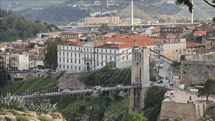 Cầu Sidi M'Cid là một cây cầu treo dài 164 mét (538 ft) bắc qua sông Rhumel ở Constantine.