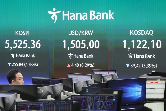 Màn hình điện tử hiển thị chỉ số KOSPI tại ngân hàng Hana ở Seoul, Hàn Quốc ngày 23/3/2026. Ảnh minh họa: Yonhap/TTXVN