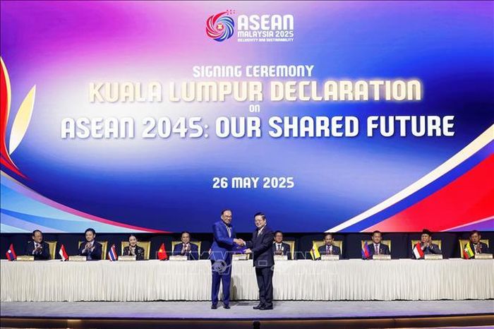 Thủ tướng Malaysia Anwar Ibrahim, Chủ tịch ASEAN trao "Tuyên bố Kuala Lumpur về ASEAN 2045" đã ký cho Tổng thư ký ASEAN, Tiến sĩ Kao Kim Hourn tại Kuala Lumpur ngày 26/5. Ảnh tư liệu: Hằng Linh/TTXVN