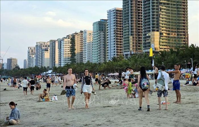 Du khách yên tâm vui chơi thư giãn trên các bãi biển Đà Nẵng. Ảnh: Trần Lê Lâm/TTXVN
