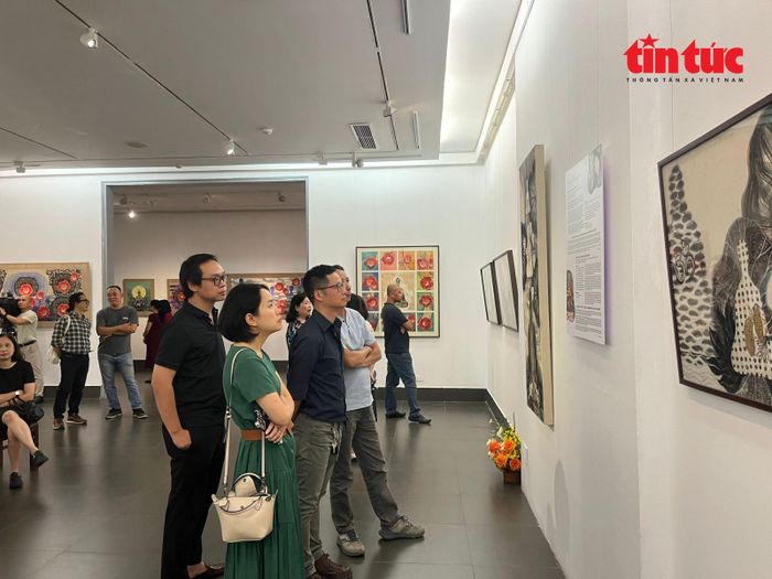 Các tác phẩm trưng bày mở ra một không gian đối thoại đầy thú vị giữa những giá trị tâm linh truyền thống và tư duy thẩm mỹ hiện đại.