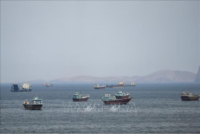 Tàu thuyền di chuyển trên eo biển Hormuz, ngoài khơi tỉnh Musandam, Oman, ngày 22/4/2026. Reuters/TTXVN