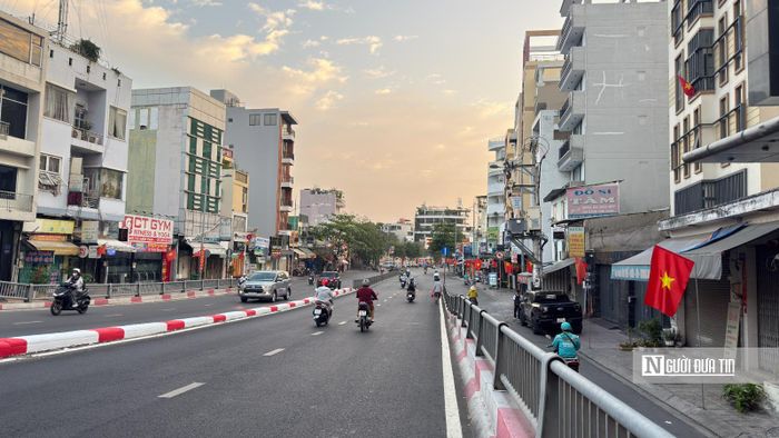Không dừng lại ở đó, các tuyến đường trục chính bên trong khu đô thị được thiết kế với lộ giới lên tới gần 60m - con số cho thấy tham vọng giải quyết tận gốc bài toán hạ tầng. Khi hệ thống cầu và đường hoàn thiện, Bình Quới - Thanh Đa sẽ không còn là “ốc đảo” bị cô lập mà trở thành điểm trung chuyển quan trọng ở cửa ngõ Đông Bắc Tp.HCM.