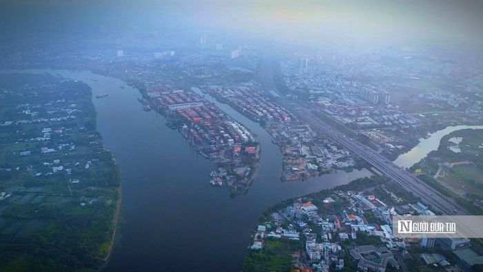Bước ngoặt xuất hiện khi Tp.HCM áp dụng các cơ chế đặc thù từ Nghị quyết 98 và 260 của Quốc hội, cho phép rút ngắn quy trình lựa chọn nhà đầu tư. Đầu năm 2026, liên danh do Sun Group đứng đầu được chấp thuận triển khai dự án với tổng vốn khoảng 98.710 tỷ đồng (tương đương 3,74 tỷ USD). Dự án dự kiến triển khai trong 10 năm, cung cấp hơn 25.000 căn hộ, đáp ứng quy mô dân số khoảng 54.000 người, đánh dấu bước chuyển từ “quy hoạch trên giấy” sang giai đoạn hiện thực hóa. (Ảnh: Thanh Thương)
