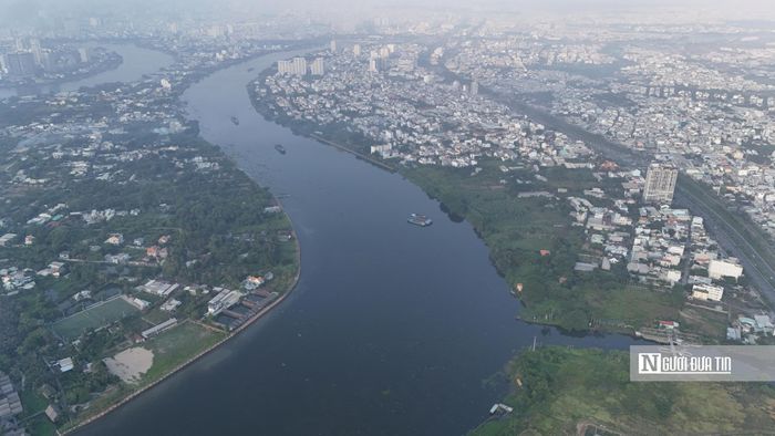 Nếu quy hoạch là điều kiện cần, thì hạ tầng giao thông chính là điều kiện đủ để “giải cứu” Bình Quới - Thanh Đa khỏi tình trạng cô lập. Trong suốt nhiều năm, toàn khu gần như chỉ có một lối ra vào duy nhất qua đường Bình Quới và cầu Kinh - tuyến đường dài khoảng 2,8 km nhưng mặt cắt chỉ 10-13 m, phải gánh toàn bộ lưu lượng xe từ cư xá Thanh Đa và các khu du lịch ven sông. Áp lực giao thông vì thế luôn trong tình trạng quá tải, trở thành “nút thắt” lớn nhất kìm hãm sự phát triển. (Ảnh: Thanh Thương)