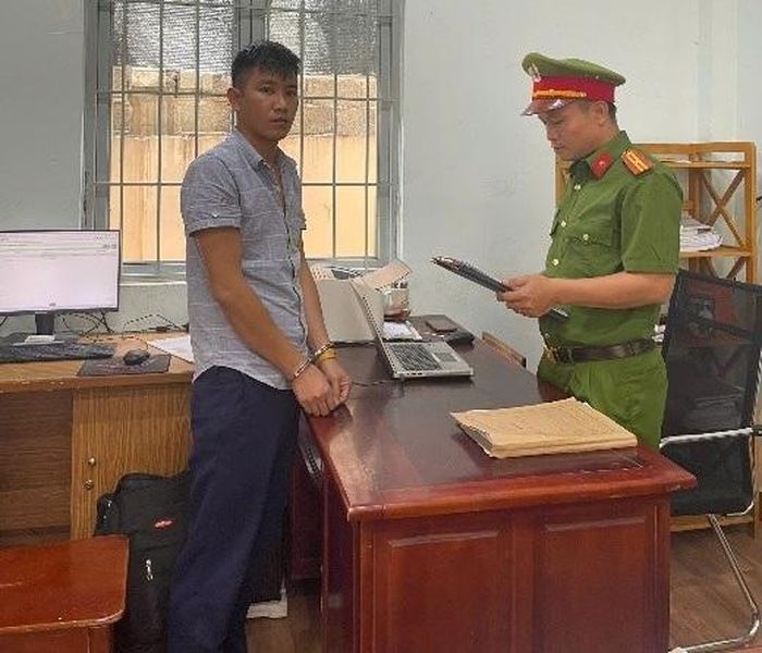Cơ quan điều tra thi hành lệnh bắt tạm giam đối với Trần Văn Sỹ. Ảnh: Công an cung cấp