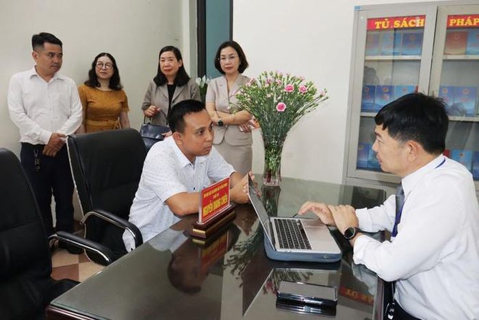 Hoạt động tư vấn miễn phí cho người dân được tiến hành ngay sau lễ ký kết.