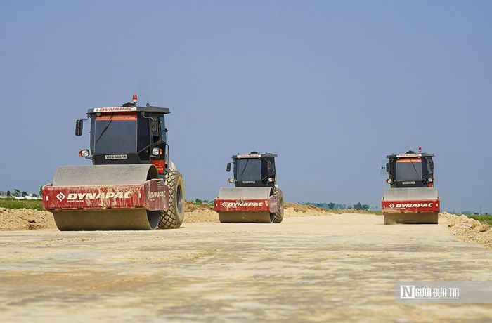 Hiện, chủ đầu tư đang tăng tốc thi công, sớm hoàn thiện hạ tầng dự án.